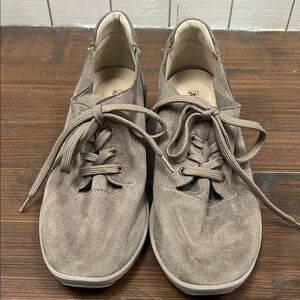 Arcopedico Tan Oxfords with Classic Lace-Up Design